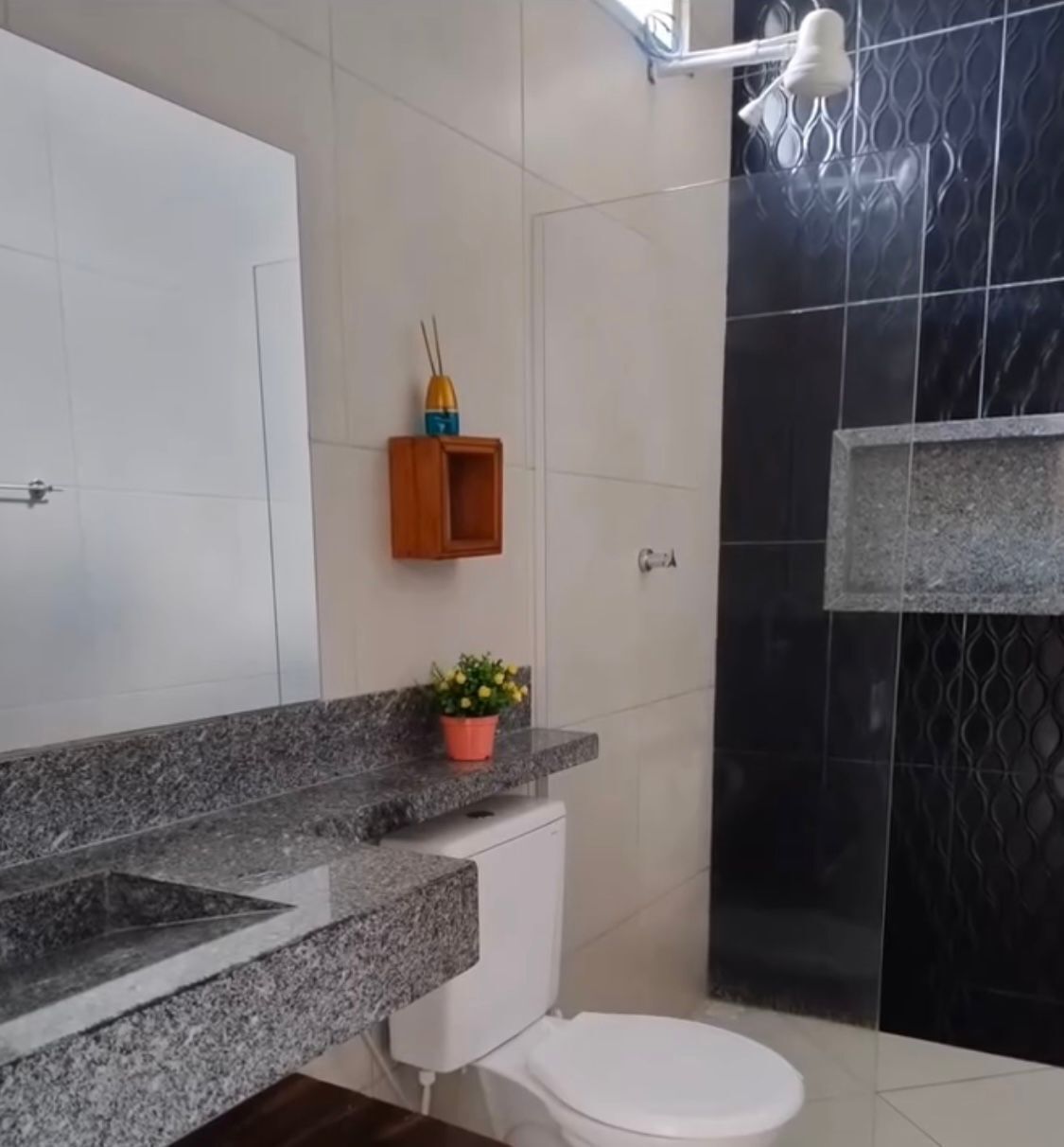 Chuveiro, toalhas de banho, papel higiênico 