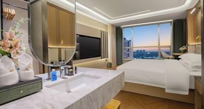 Phoenix Court Hotel (Jingzhou Ancient City Changjiang University)