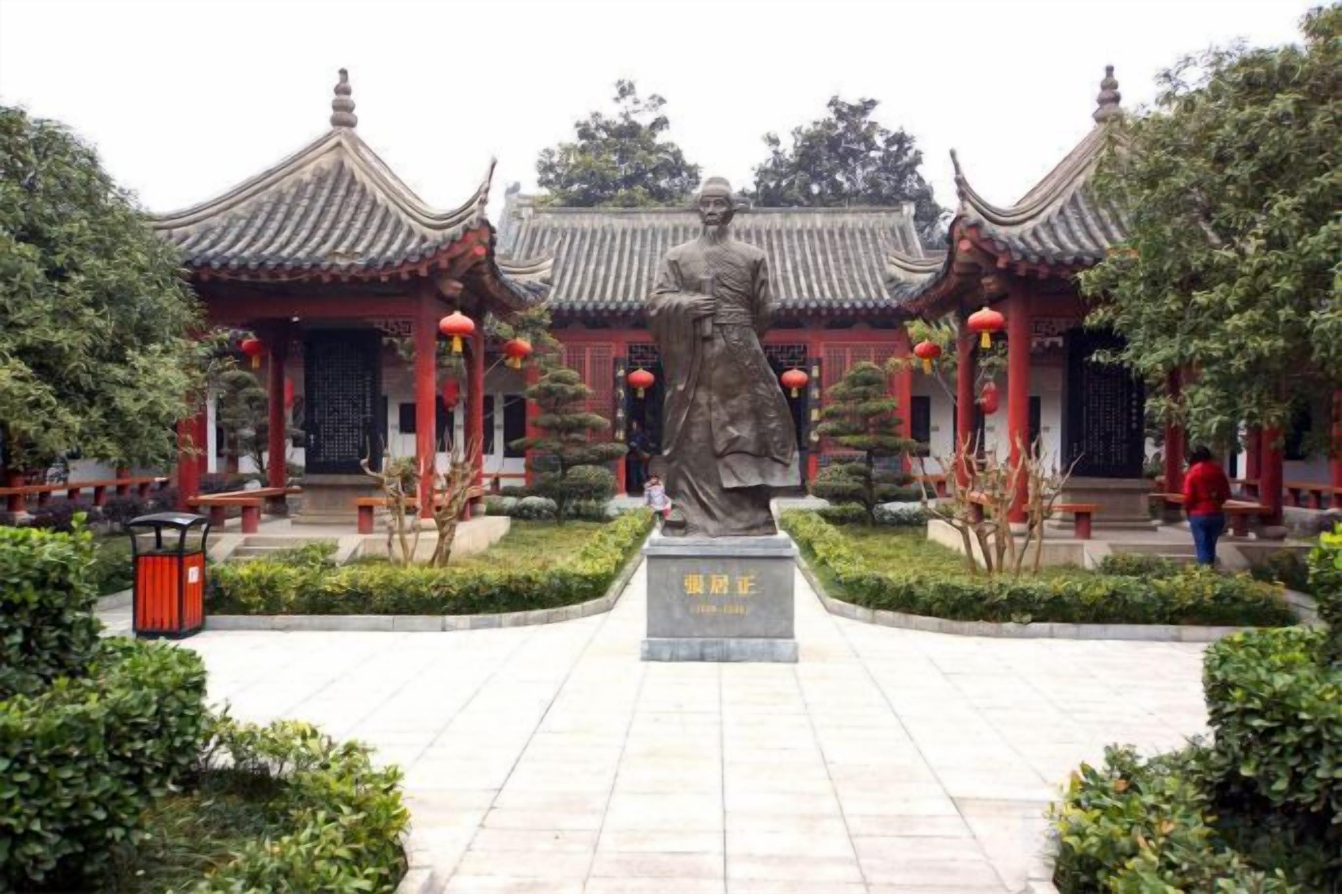 Un edificio tradicional con una estatua en primer plano.
