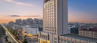 Phoenix Court Hotel (Jingzhou Ancient City Changjiang University)