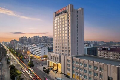Phoenix Court Hotel (Jingzhou Ancient City Changjiang University)