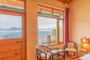 Quarto casal premium, sacada, vista para a montanha | Roupas de cama premium, frigobar, escrivaninha