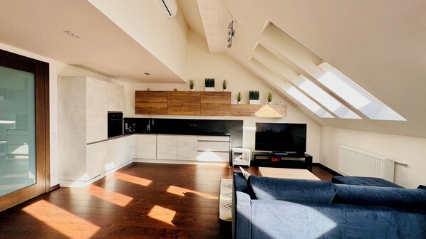 Luxury Apartment, Lanai, City View