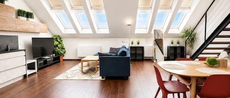 Appartement luxueux, lanai, vue sur la ville | Fer et planche à repasser, lit de bébé (gratuit)