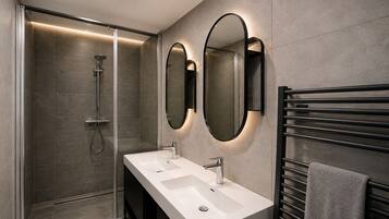 Luxury Apartment, Lanai, City View | Bathroom