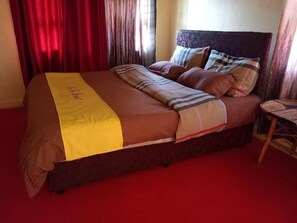 1 slaapkamer, een strijkplank/strijkijzer, wifi, beddengoed