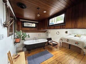 3 bedrooms, iron/ironing board, Internet, bed sheets