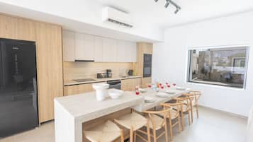 Villa, 5 Bedrooms, Private Pool, Garden View | Dining room