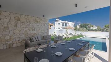 Villa, 5 Bedrooms, Private Pool, Garden View | Living area