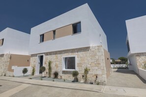 Vila, 5 quartos, piscina particular, vista para o jardim | Fachada
