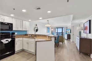 Fridge, microwave, oven, stovetop - Grand Cayman Resort #1059 (Myrtle Beach)