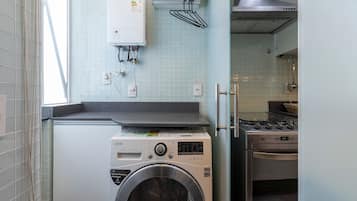 Fridge, microwave, oven, coffee/tea maker