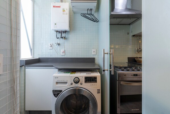 ثلاجة، ميكروويف، فرن، ماكينة لصنع القهوة/الشاي