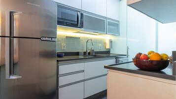 Refrigerador, microondas, horno y cafetera y tetera