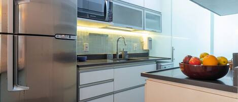 Een koelkast, een microgolfoven, een oven