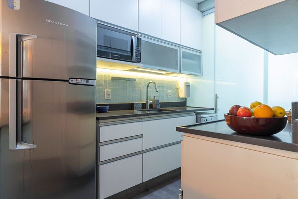 Jääkaappi, mikroaaltouuni, uuni, kahvin-/teenkeitin