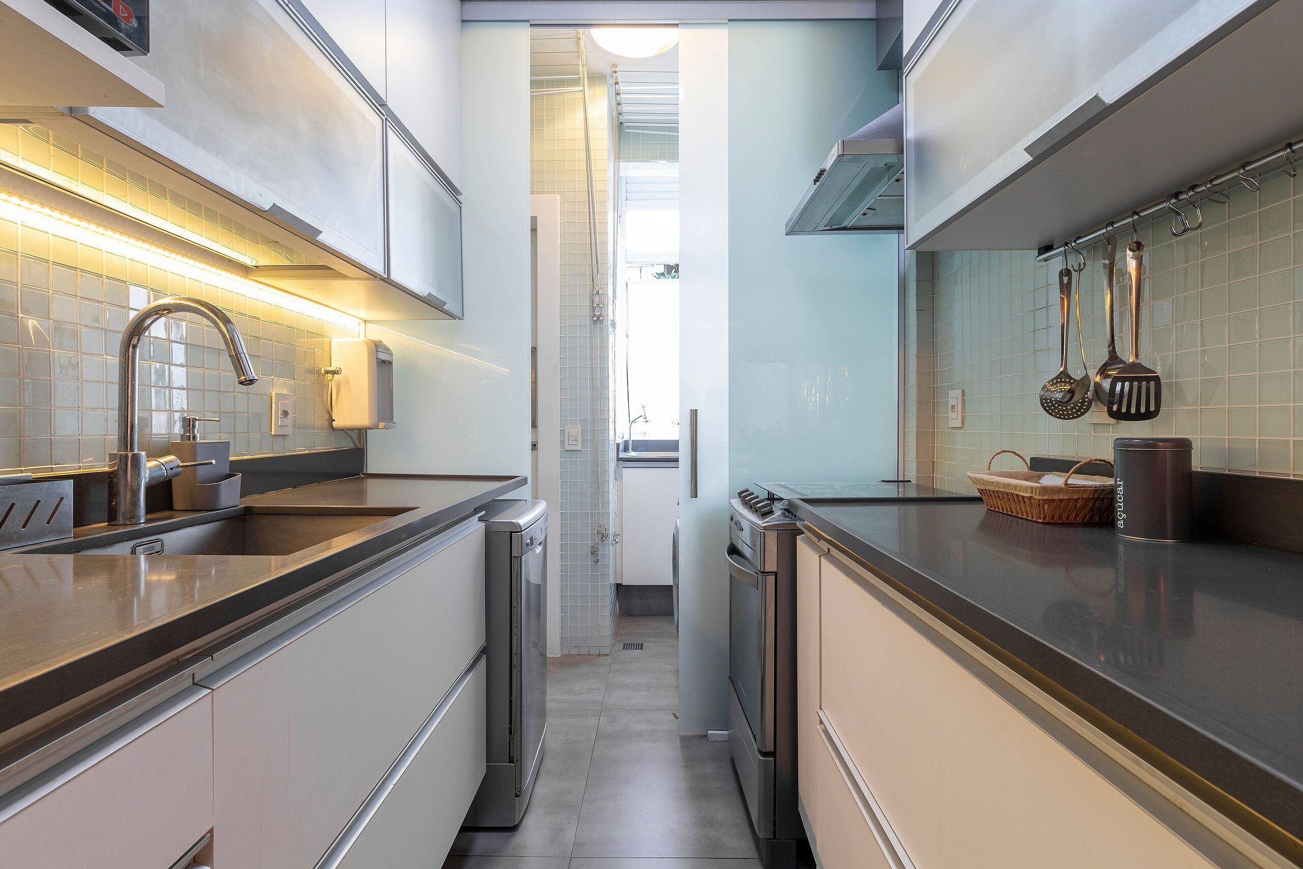 Kühlschrank, Mikrowelle, Ofen, Wasserkocher mit Kaffee-/Teezubehör