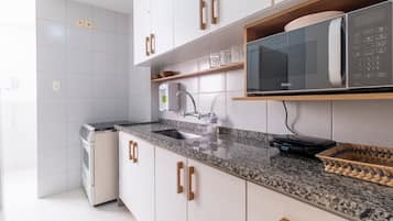 Refrigerador, microondas, horno y cafetera y tetera