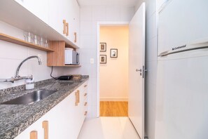 Refrigerador, microondas, horno, cafetera/tetera