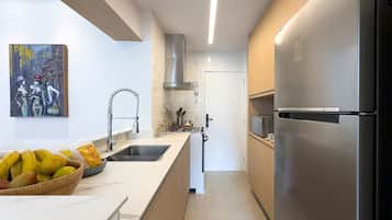 Kühlschrank, Mikrowelle, Ofen, Wasserkocher mit Kaffee-/Teezubehör