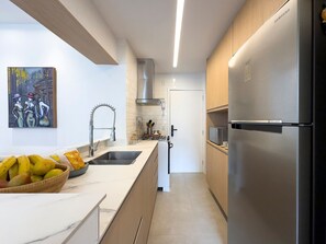 Kjøleskap, mikrobølgeovn, ovn og kaffetrakter/tekoker