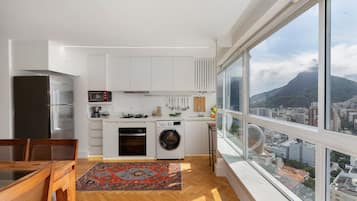 Een koelkast, een oven, een koffiezetapparaat/waterkoker