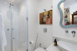 Sèche-cheveux, serviettes fournies