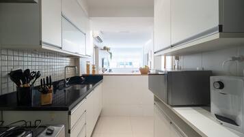 Een koelkast, een magnetron, een oven, een koffiezetapparaat/waterkoker