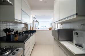 Réfrigérateur, micro-ondes, four, cafetière/bouilloire