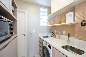 Refrigerador, microondas, horno y cafetera y tetera