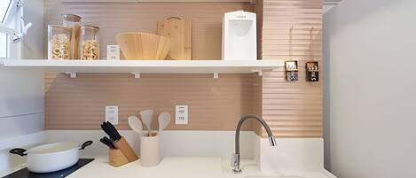 Refrigerador, microondas, horno y cafetera y tetera