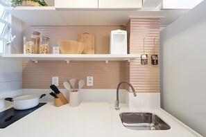 Refrigerador, microondas, horno, cafetera/tetera
