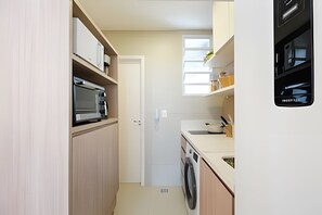 Refrigerador, microondas, horno, cafetera/tetera
