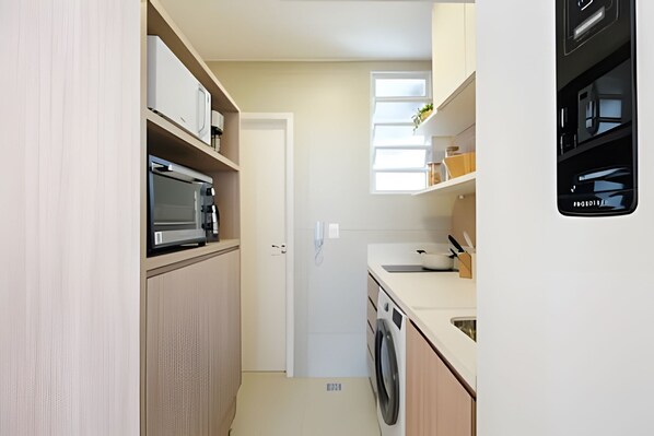 Fridge, microwave, oven, coffee/tea maker