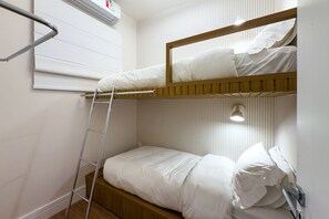 Tabla de planchar con plancha y ropa de cama