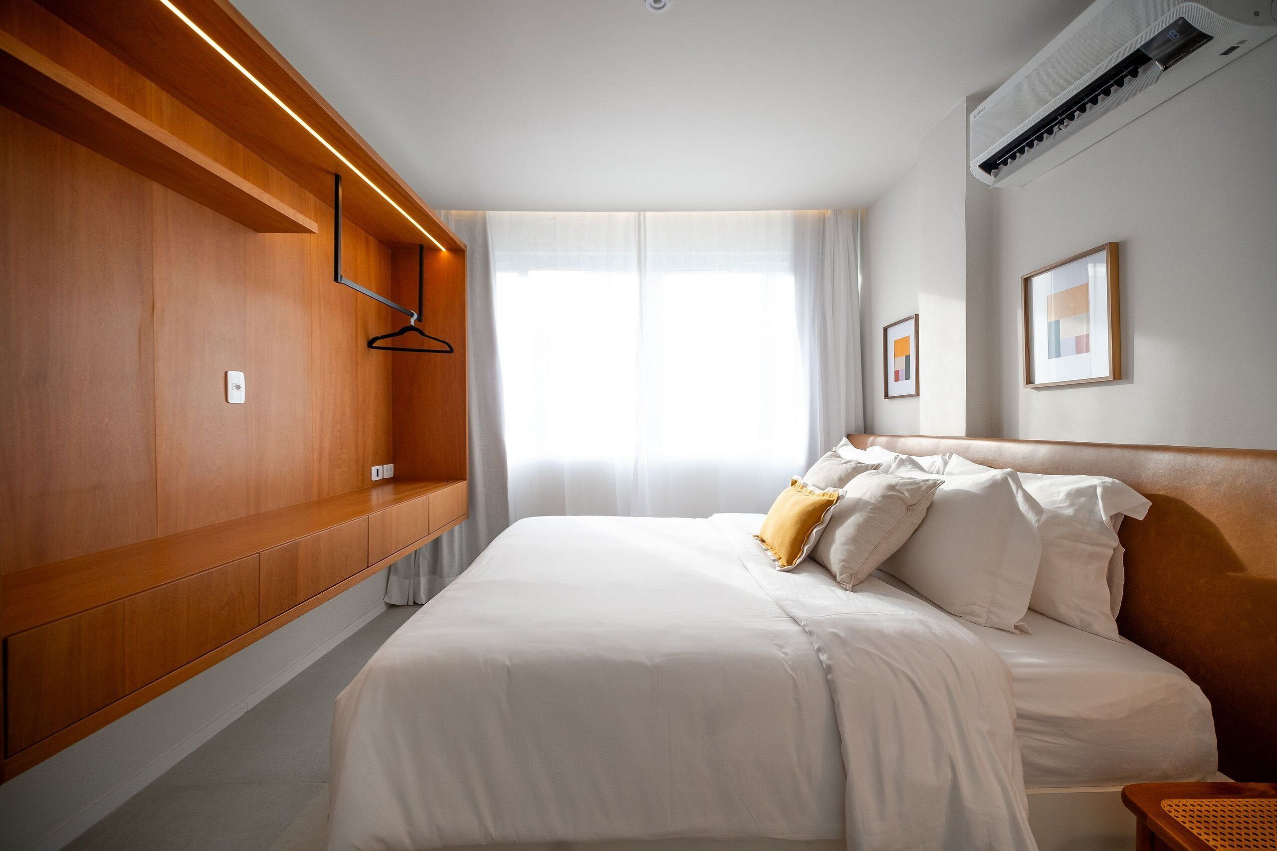 3 habitaciones, tabla de planchar con plancha y ropa de cama 