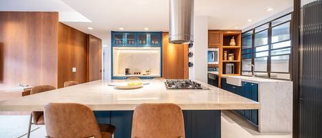 Een koelkast, een microgolfoven, een oven