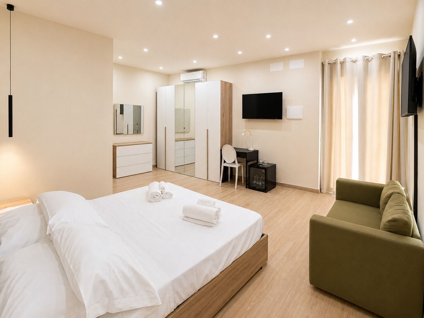 Ropa de cama de alta calidad, cubrecamas, minibar y escritorio 