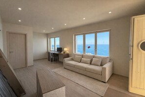 Quarto casal luxo, vista para o mar | Cofres nos quartos, escrivaninha, espaço de trabalho para notebook