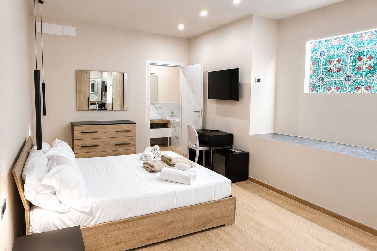 Chambre Standard double | Literie de qualité, couette en duvet, minibar, bureau