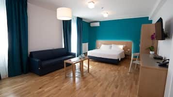 VÀrdeförvaringsskÄp pÄ rummet, skrivbord och arbetsyta för laptop