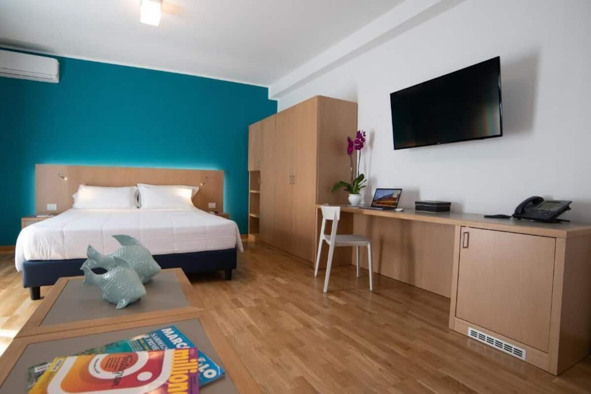 Zimmersafe, Schreibtisch, laptopgeeigneter Arbeitsplatz