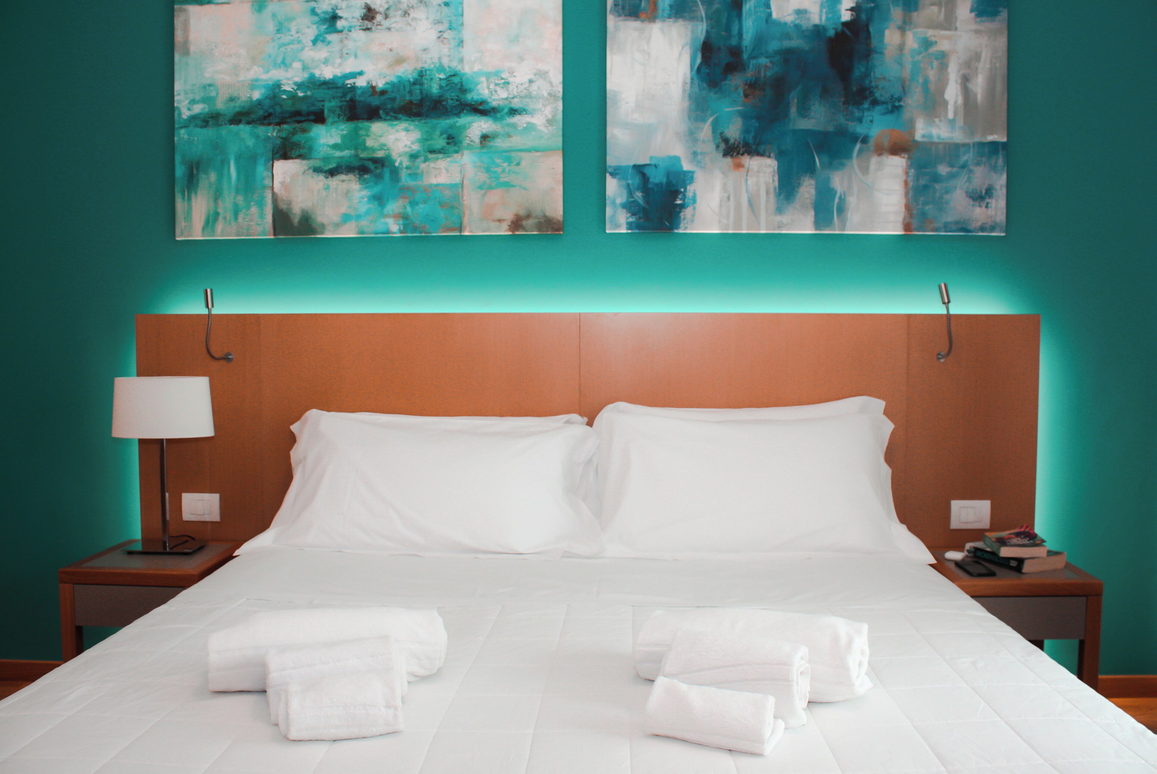 Una cassaforte in camera, una scrivania, postazione laptop