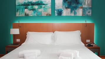 Una cassaforte in camera, una scrivania, postazione laptop