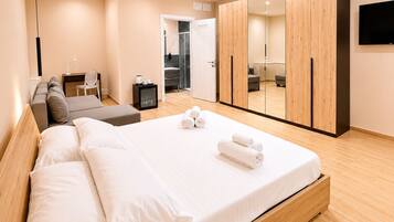 Hochwertige Bettwaren, Daunenbettdecken, Minibar, Schreibtisch