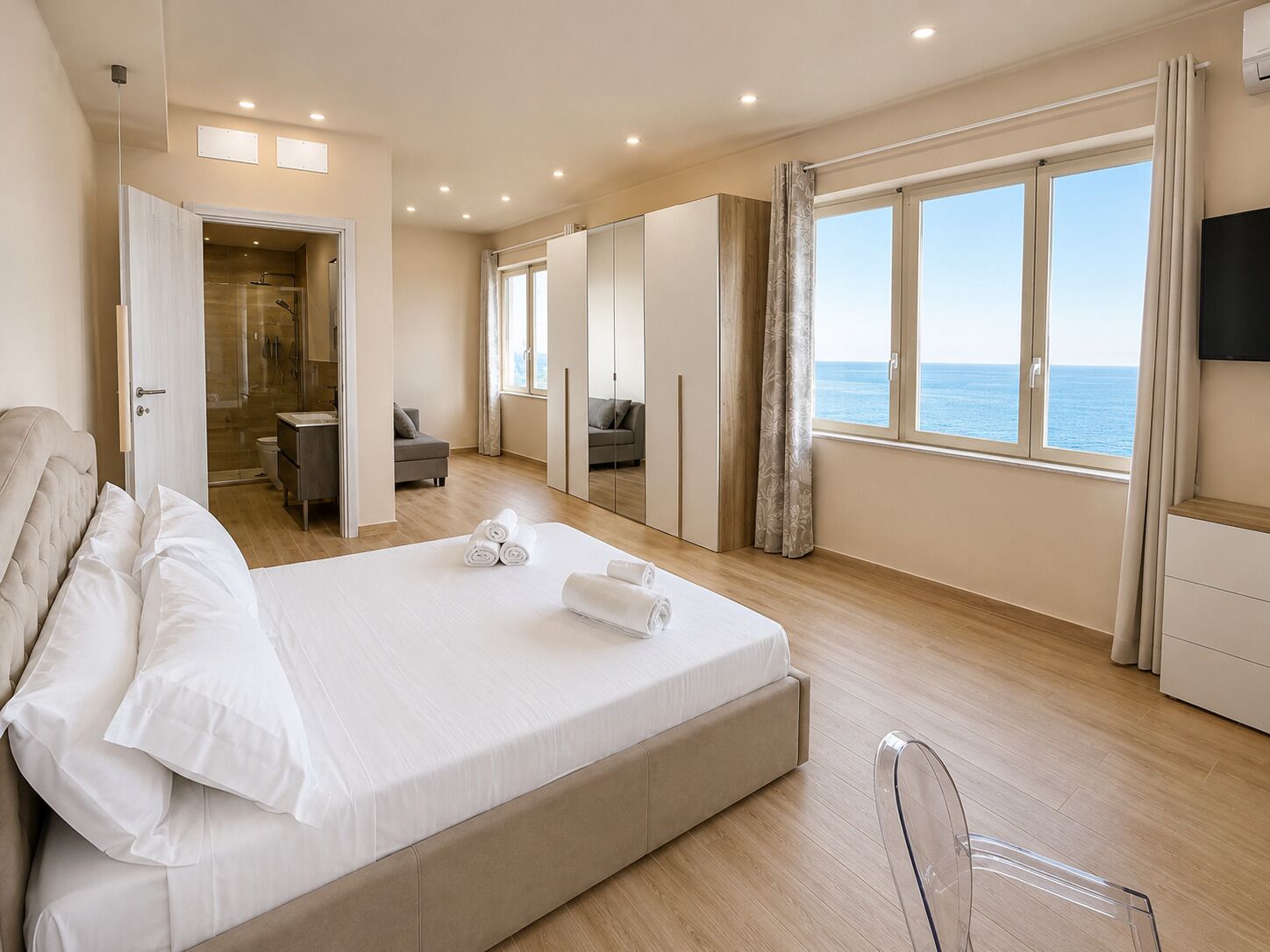Deluxe tweepersoonskamer, uitzicht op zee | Luxe beddengoed, donzen dekbedden, een minibar, een bureau