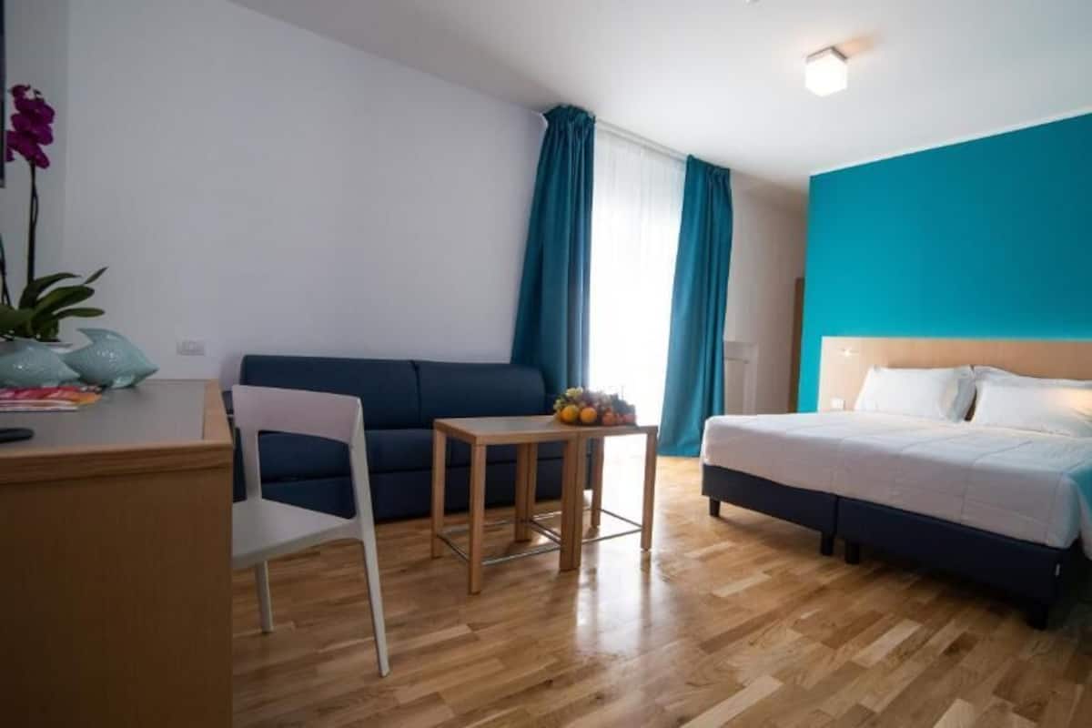 Zimmersafe, Schreibtisch, laptopgeeigneter Arbeitsplatz