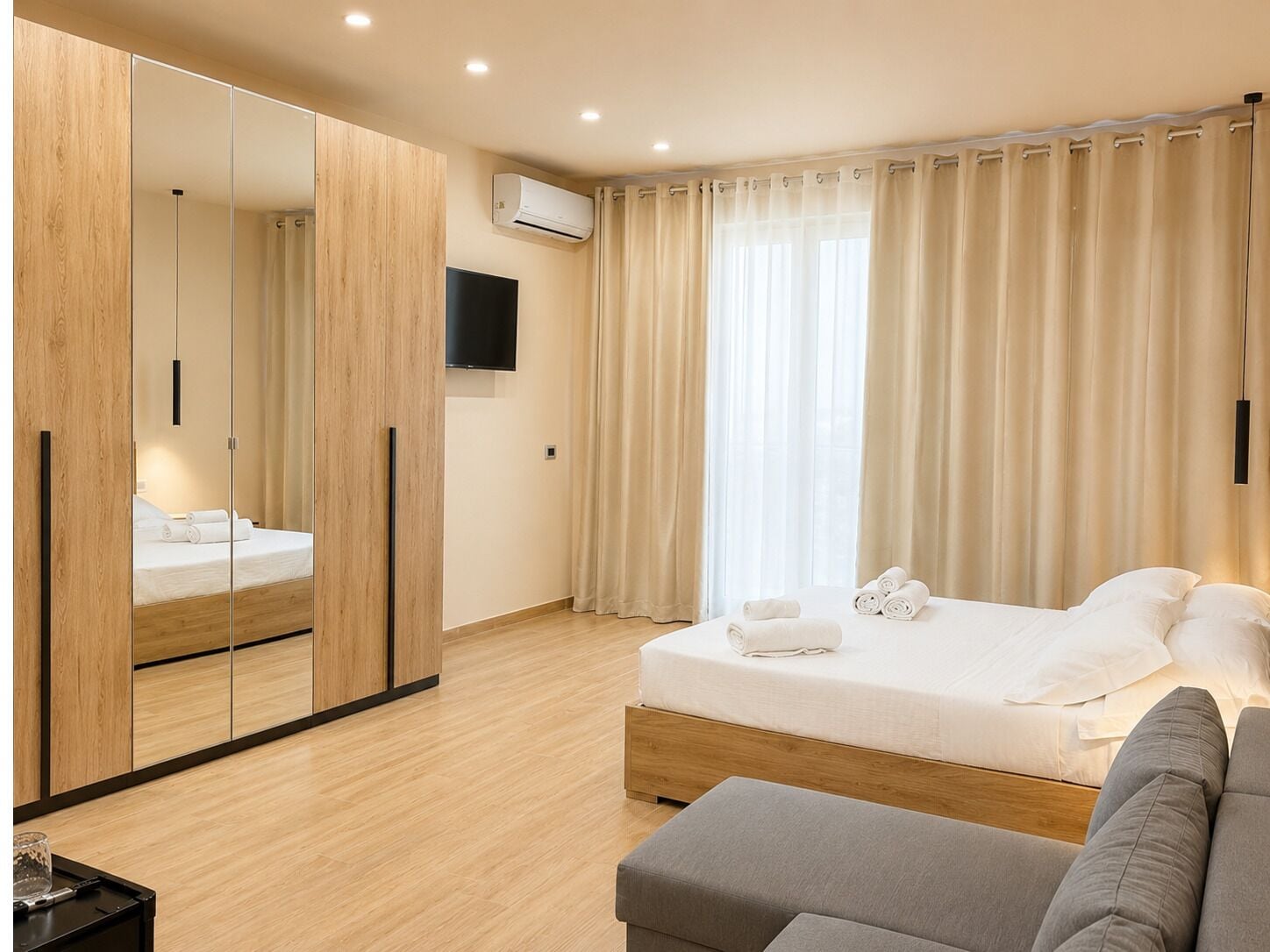 Ropa de cama de alta calidad, cubrecamas, minibar y escritorio 