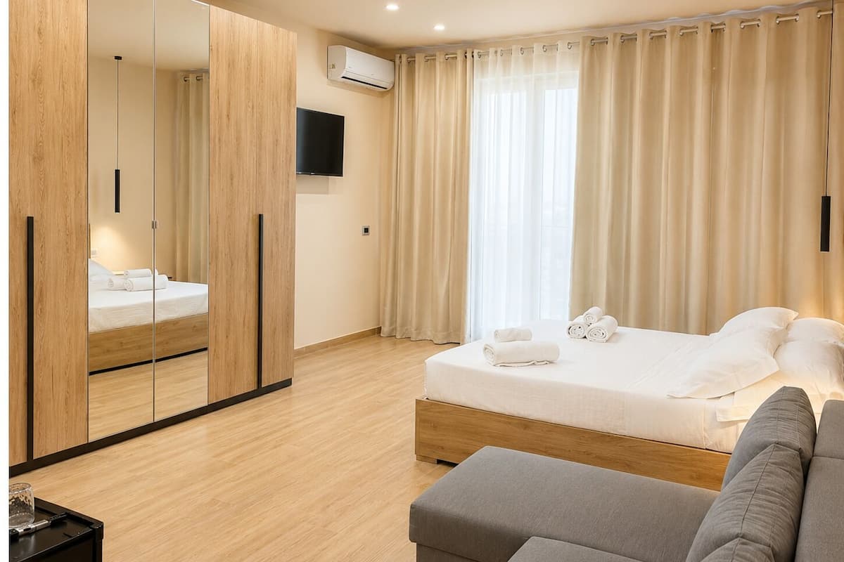 Premium bedding, down comforters, minibar, desk