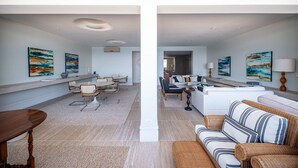 Un salon moderne avec un coin repas, comprenant un ensemble de canapés, une table basse et une table à manger avec des chaises.